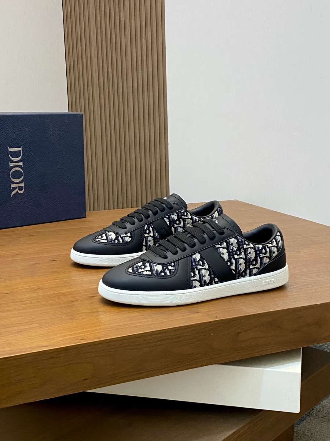 Factory price: 420💰The top version of Dior 25ss new product B01 moral training shoes. The toe size design of the couple's style is a bit wider. The upper foot comfort is perfect. The thread is beautiful. Perfectly suitable for trousers. Decorated with various classic details. It is the ideal choice for daily styling. It can be matched with various casual items to create exquisite shapes. Fabric first layer cowhide/lining sheepskin T men's shoes💰U original outsole Code number: 38-44, customized 45